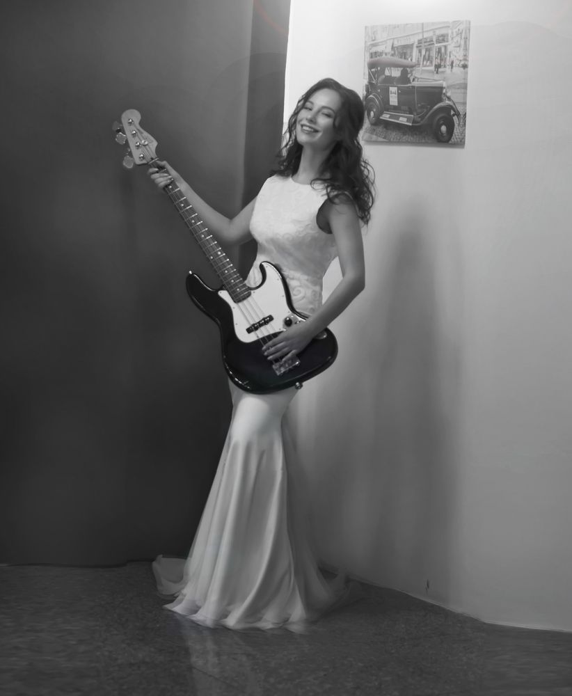 Девушка с гитарой