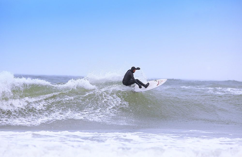 This is a picture of the storm www.anton-yagunov.ru Kaliningrad  Серфинг в штормовых условиях. На фото трёхкратный чемпион РФ по серфингу - Евгений Исаков. PRO/