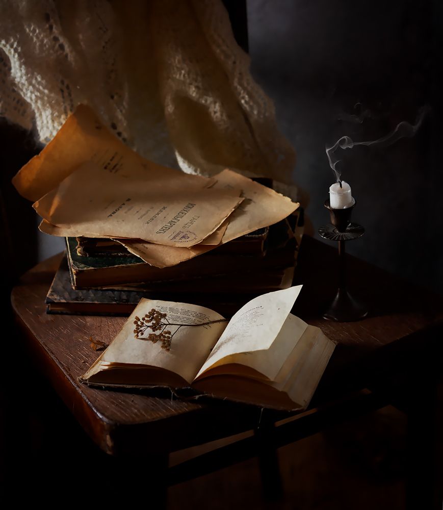 С книгами и свечей на стуле