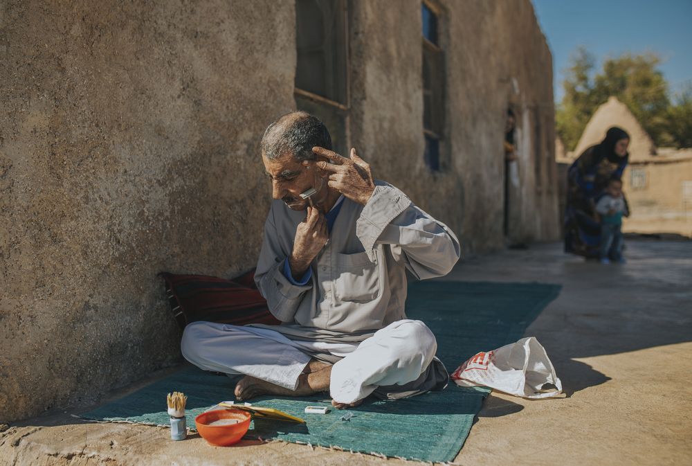 The Man with beard shaving with old methods