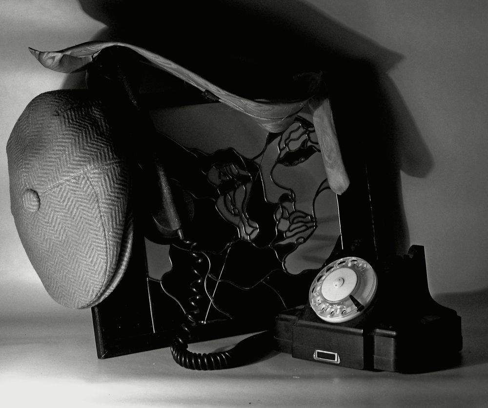 Забыл прощания слова и смятый галстук на диване