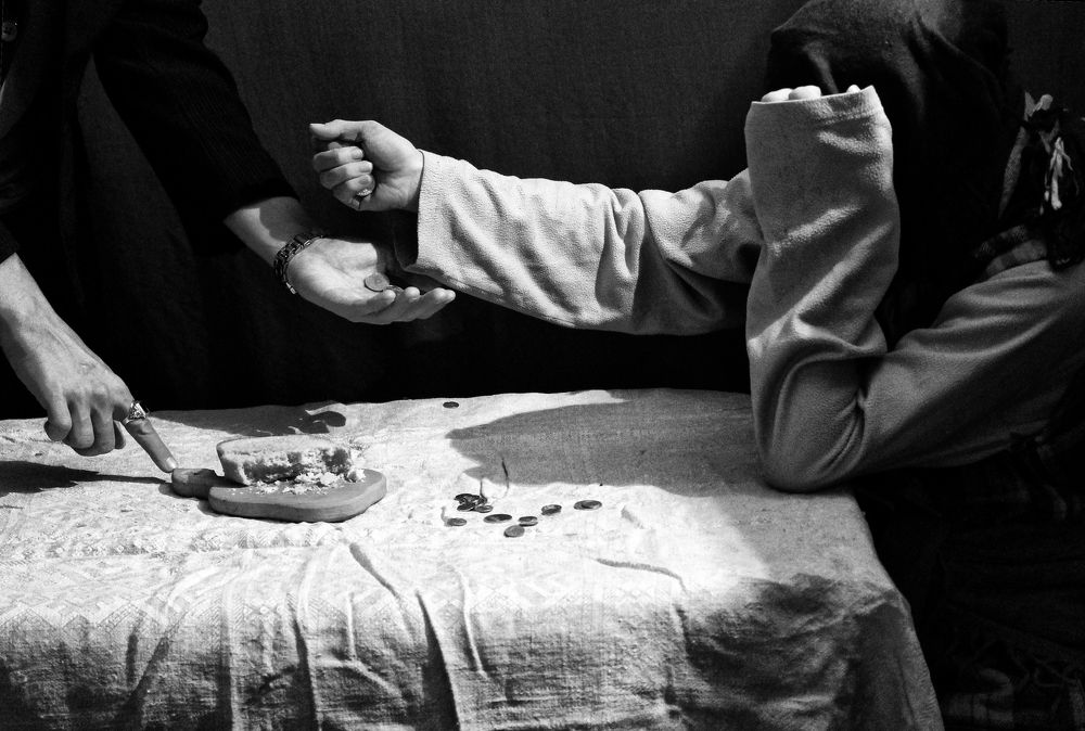 отдаваяя  последнее