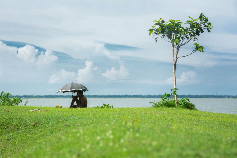The shepherd is resting under the blue sky
