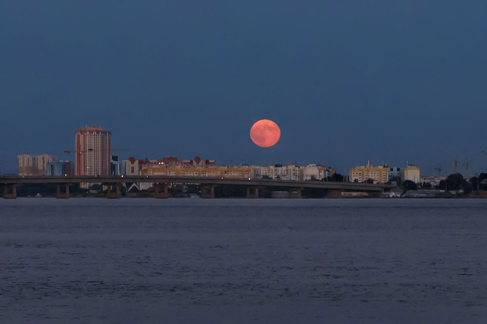 Луна над городом