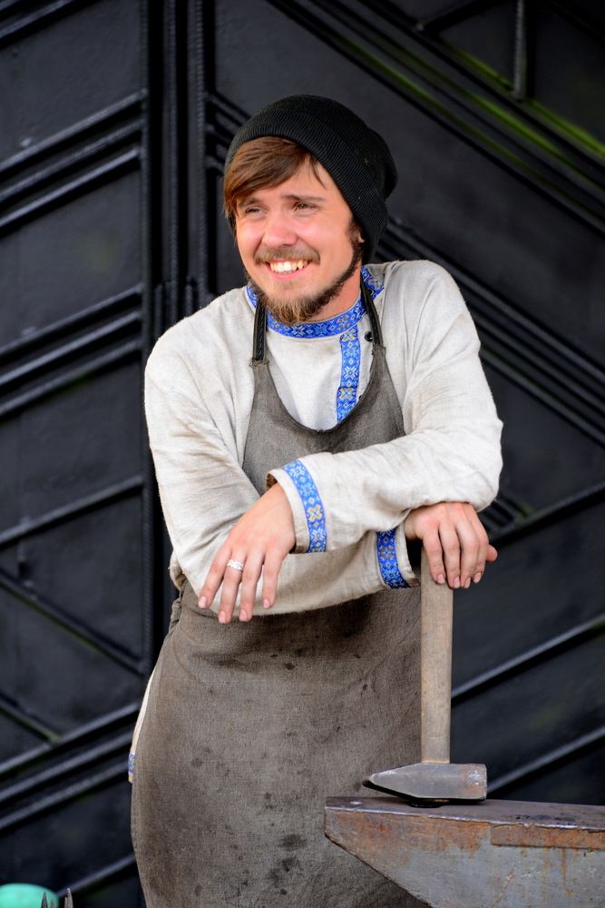 Мы кузнецы и дух наш молод...