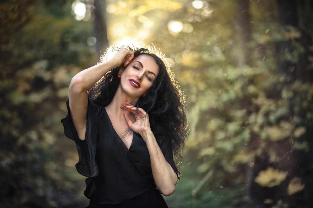 девушка в лесу