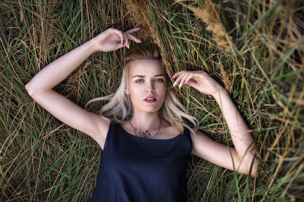девушка в траве