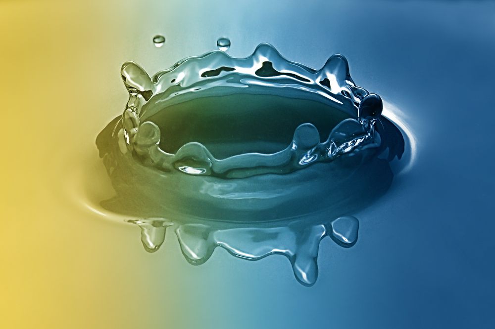 Капли в сине-желтых тонах