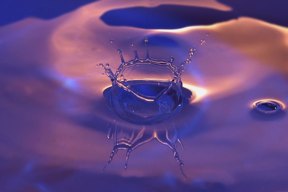 Капля-корона в фиолетовых тонах