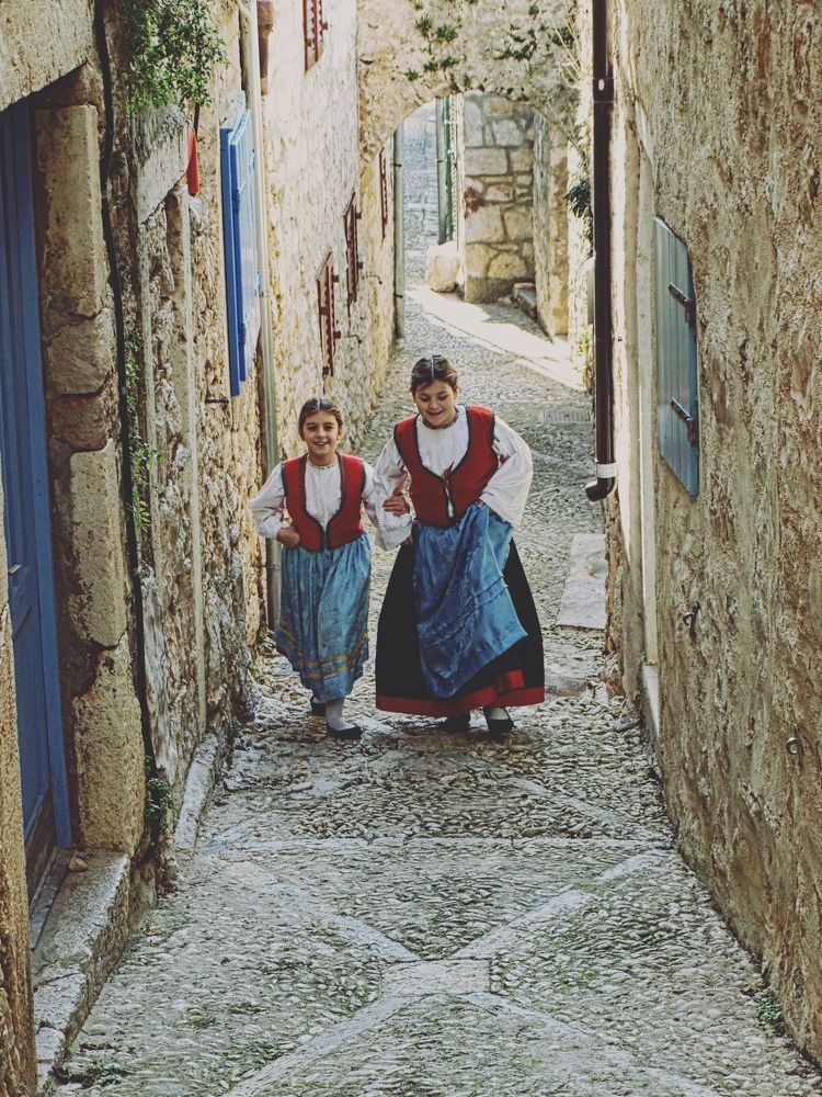 girls, folk, costumes, emotions, time, motivation, happy