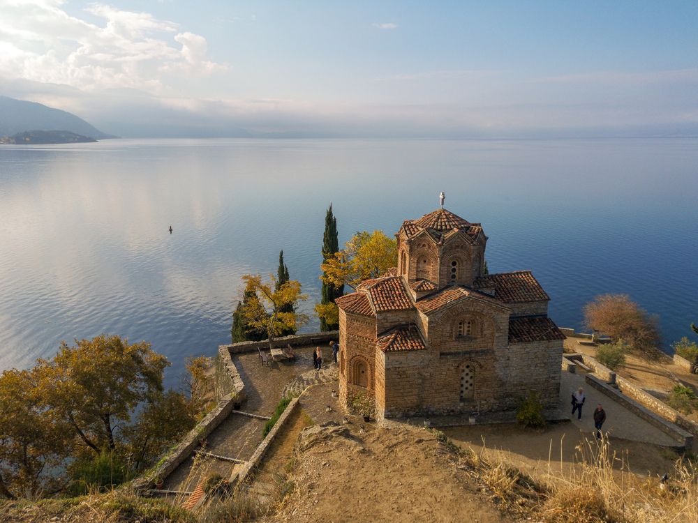 Храм у озера