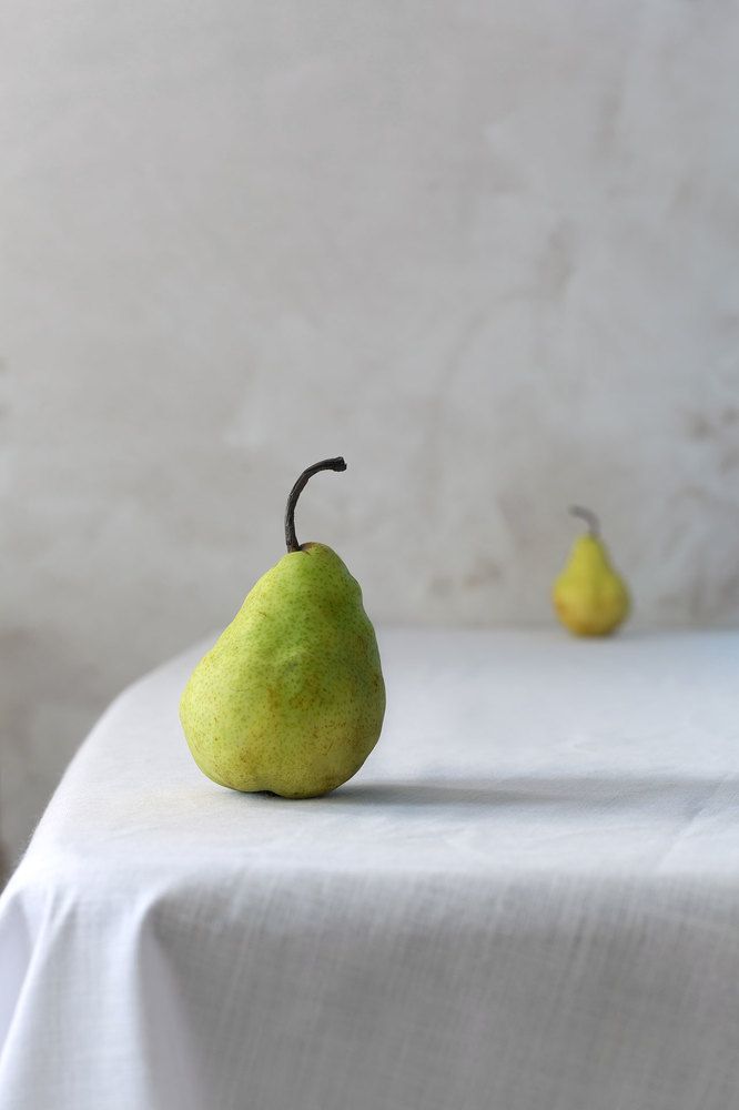 Груши на белом
