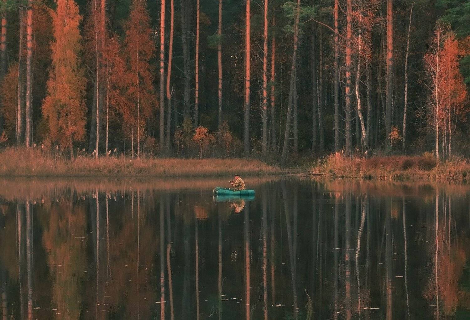 Рыбачит в ночь
