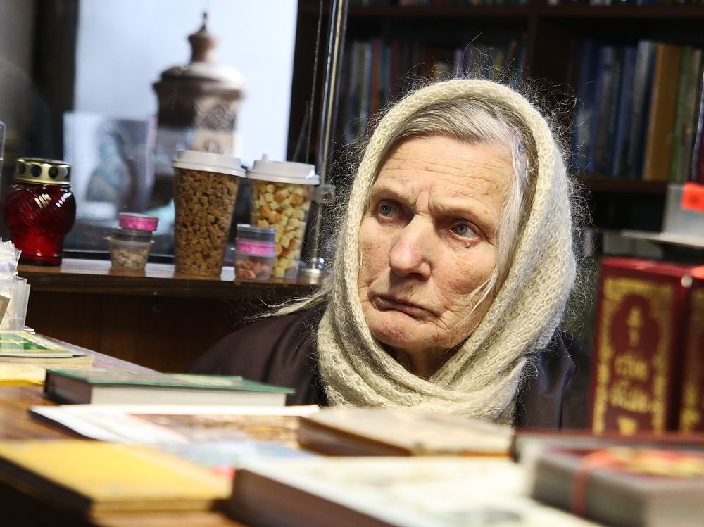 Продавщица. Церковная лавка. Город Тверь. Россия.