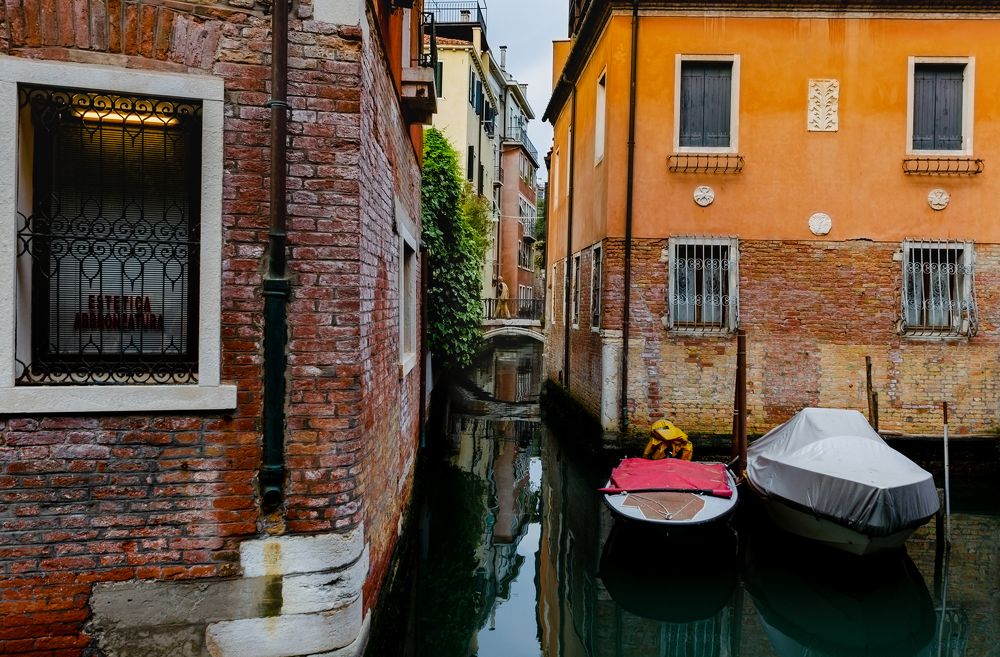 Тихая улочка в Венеции.