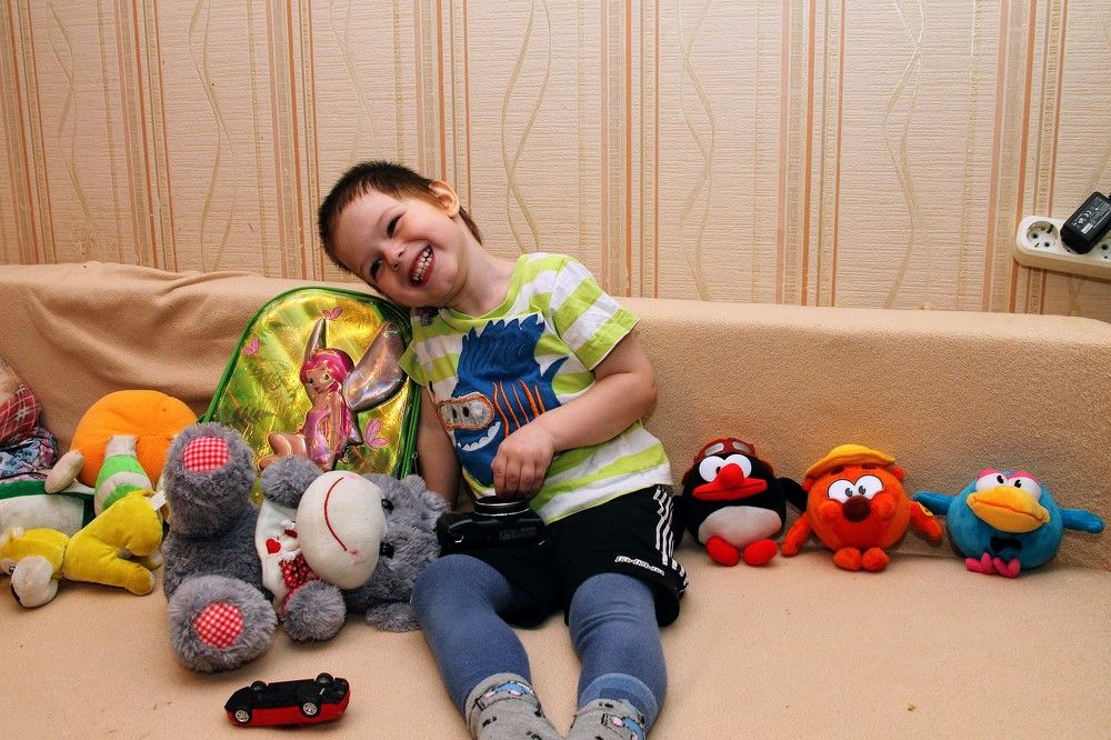 С любимыми игрушками.