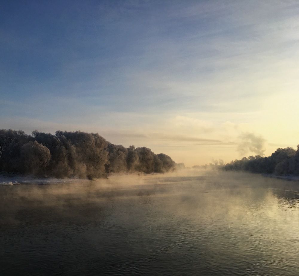 Туманное утро и река