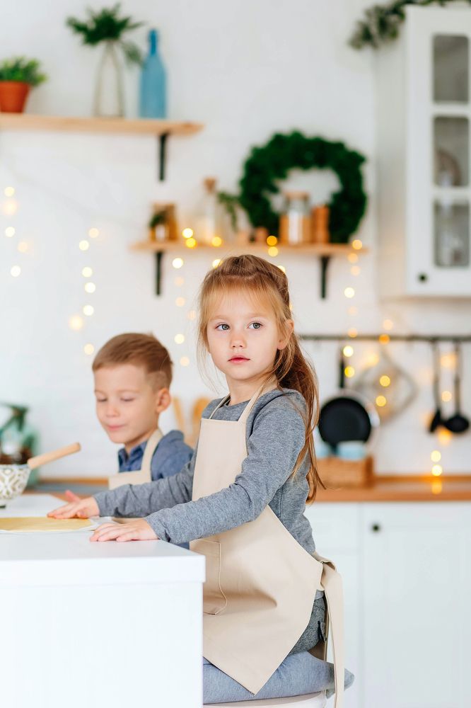 Дети на кухне готовят