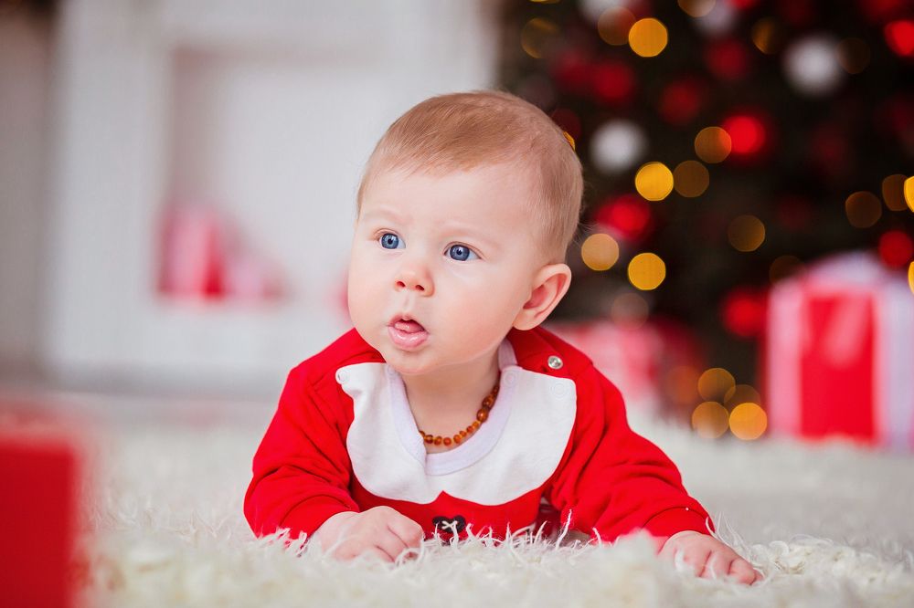 Малыш на полу