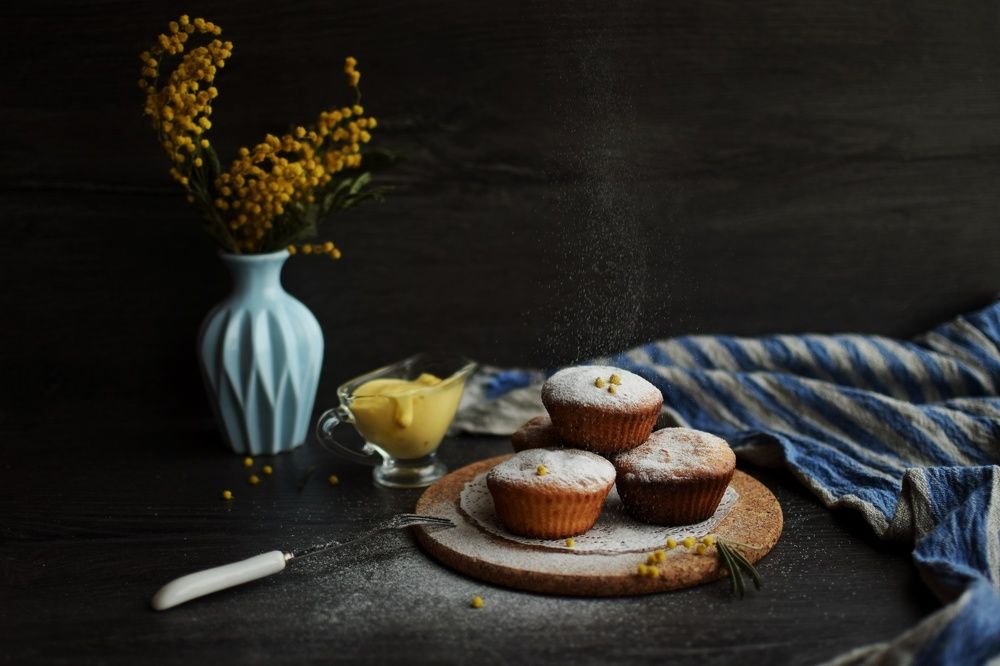 Лимонные кексы и букет мимозы