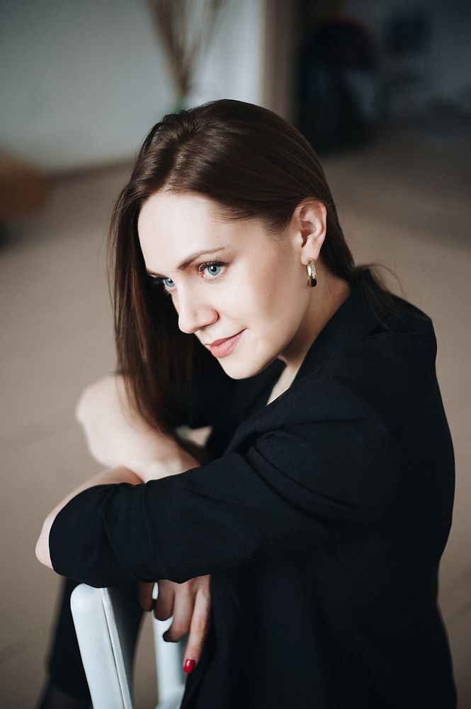 Девушка в строгом образе