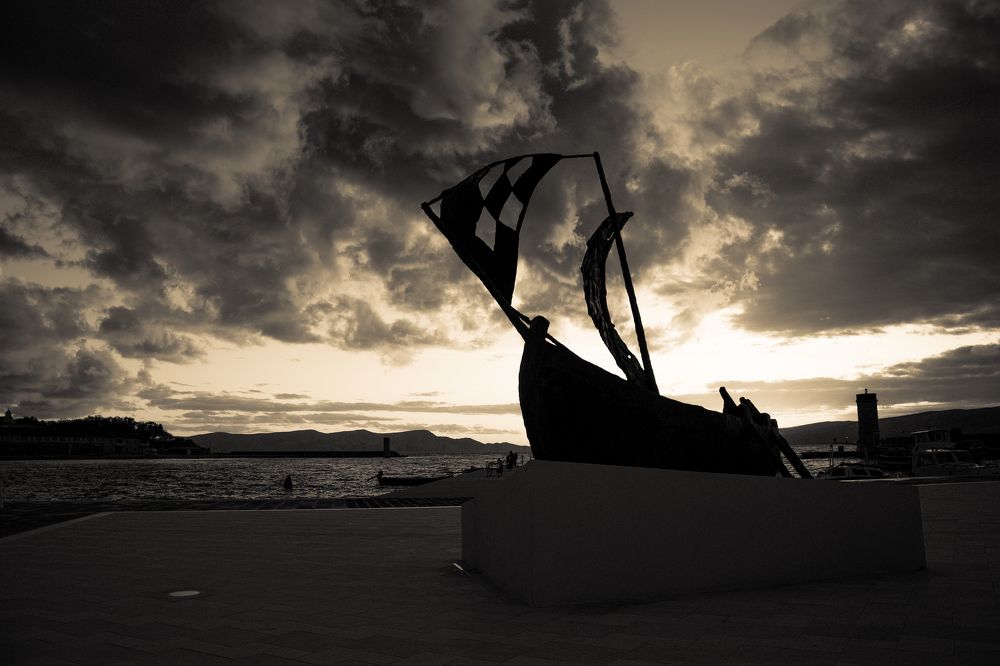 a monument to the sunset B&W