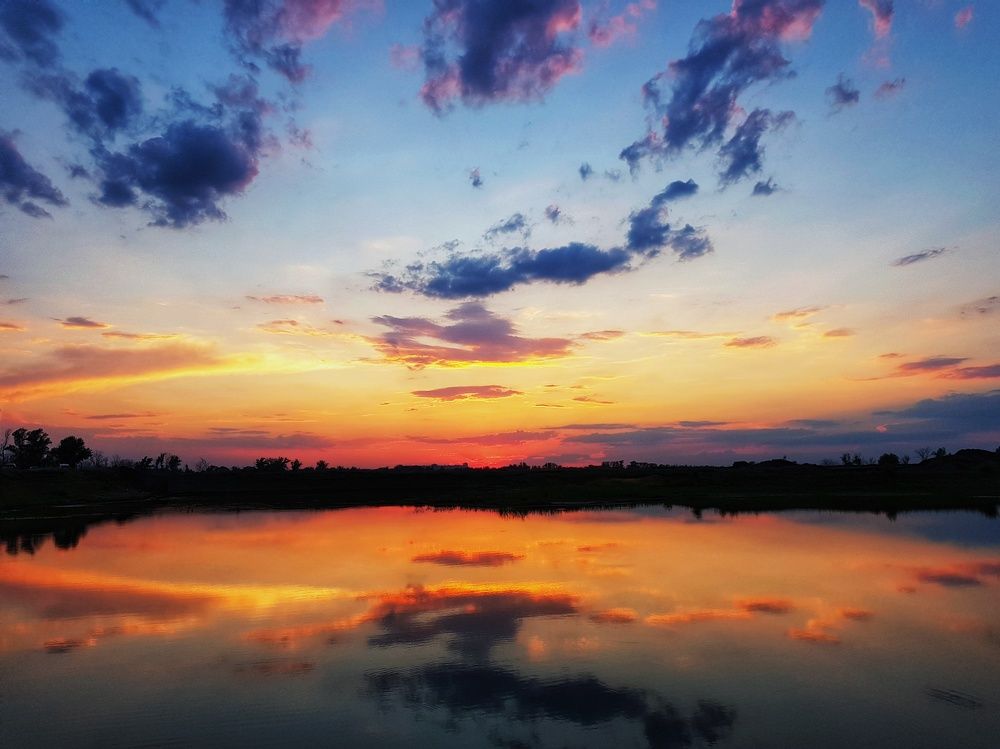 Закат над озером