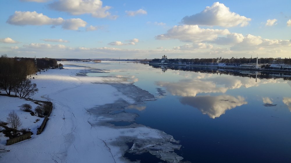 Волга весной