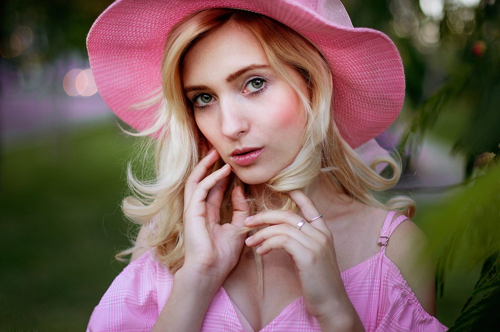 Девушка в розовом