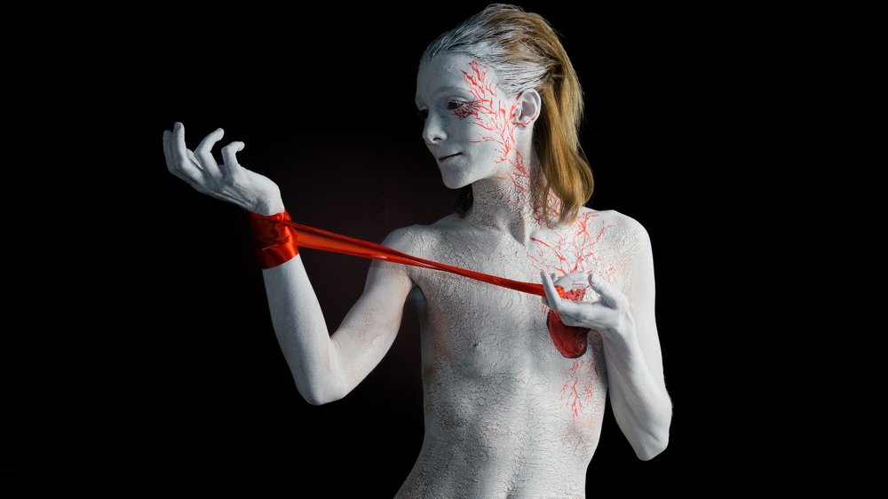 Белая статуя