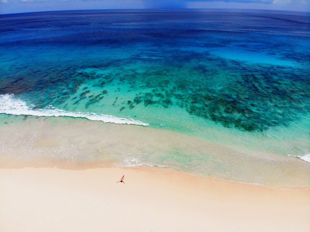 Девушка на берегу океана