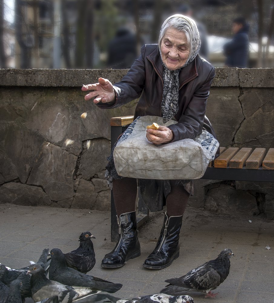 Добрая бабушка.