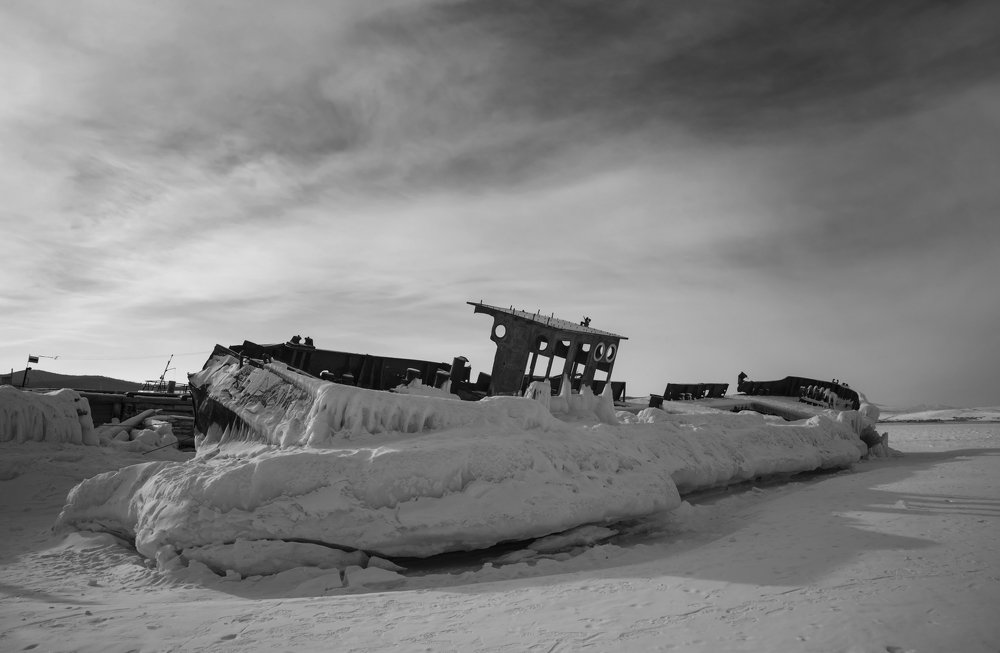 Скованный...