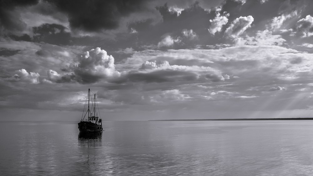 По водной глади...