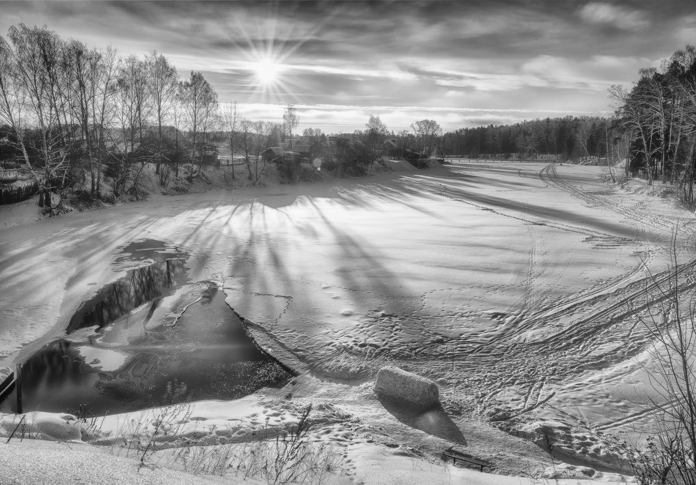 Разложило солнце веер