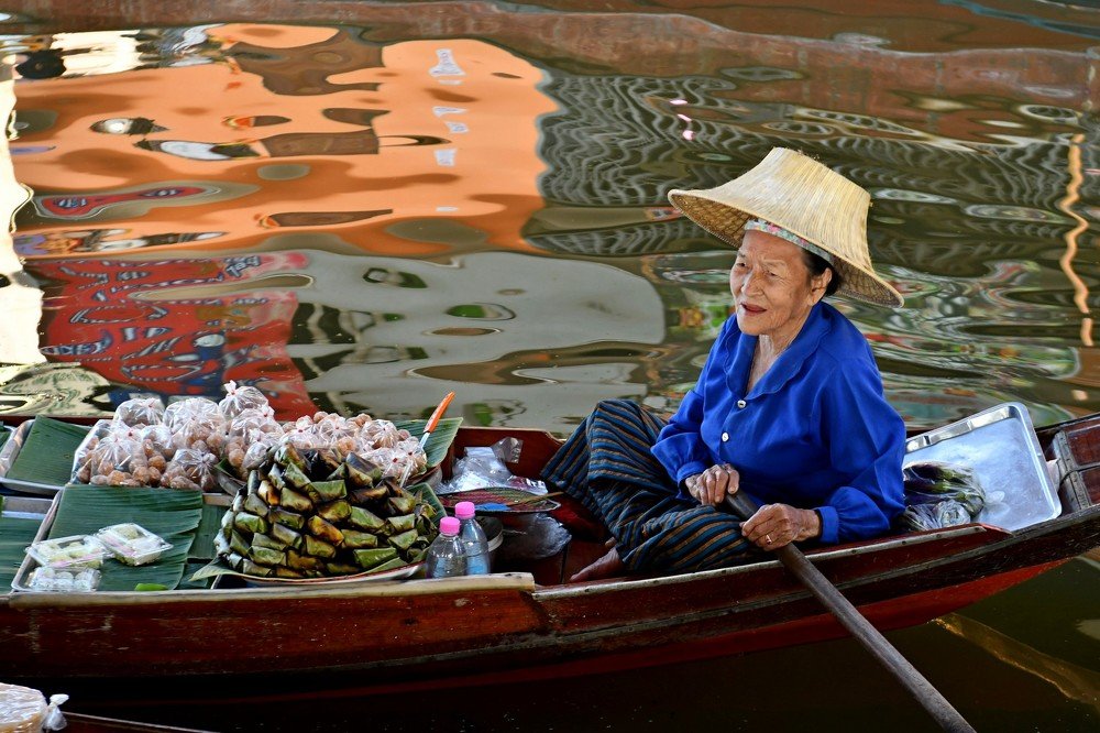 FLOATING MARKET