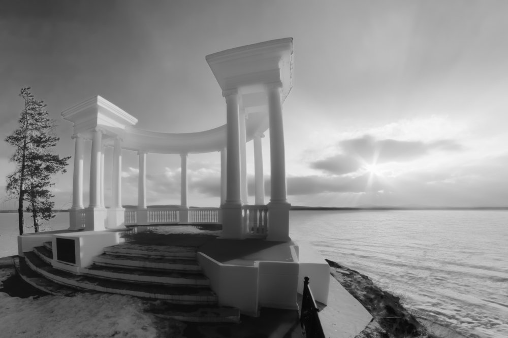 "- Стоишь на берегу и чувствуешь  Соленый запах ветра, что веет с моря..."