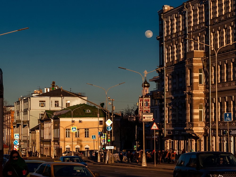 Городская луна.