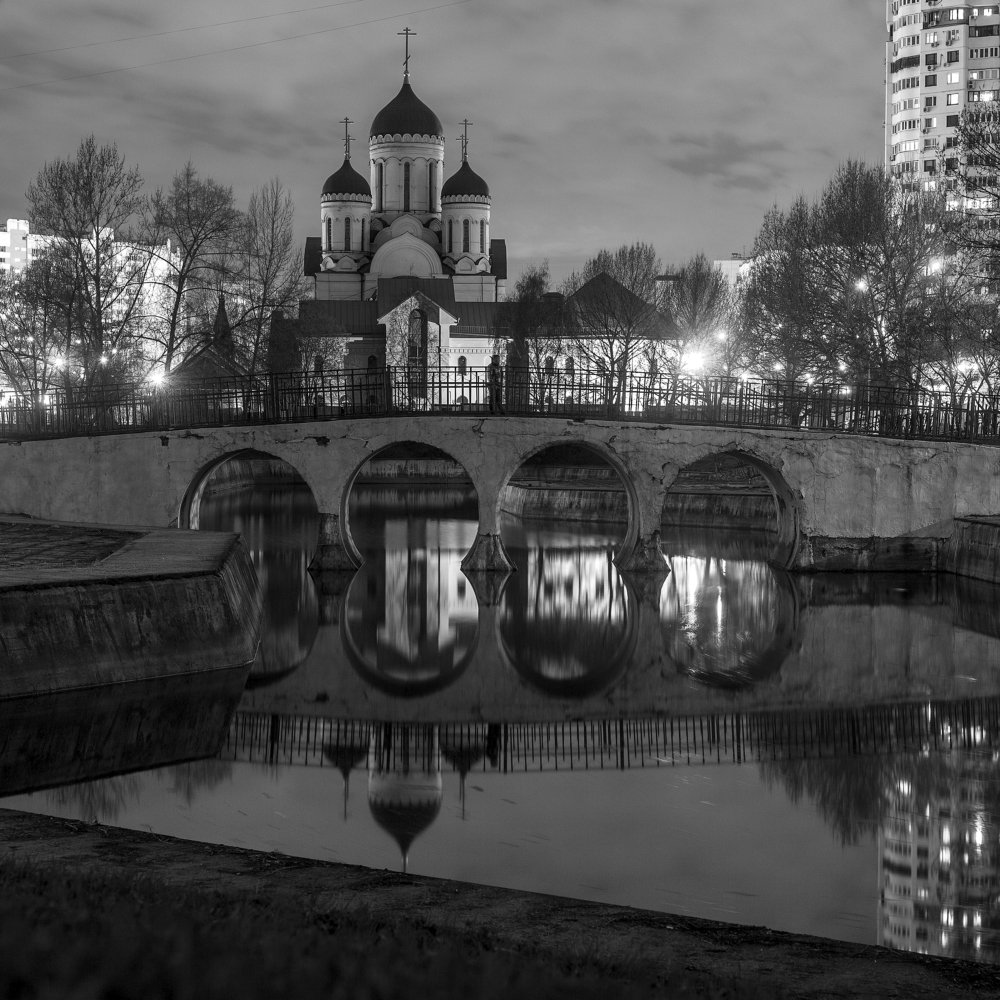 На мосту.