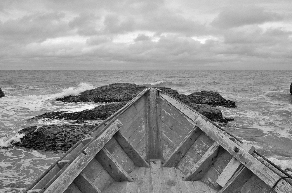 море штормит