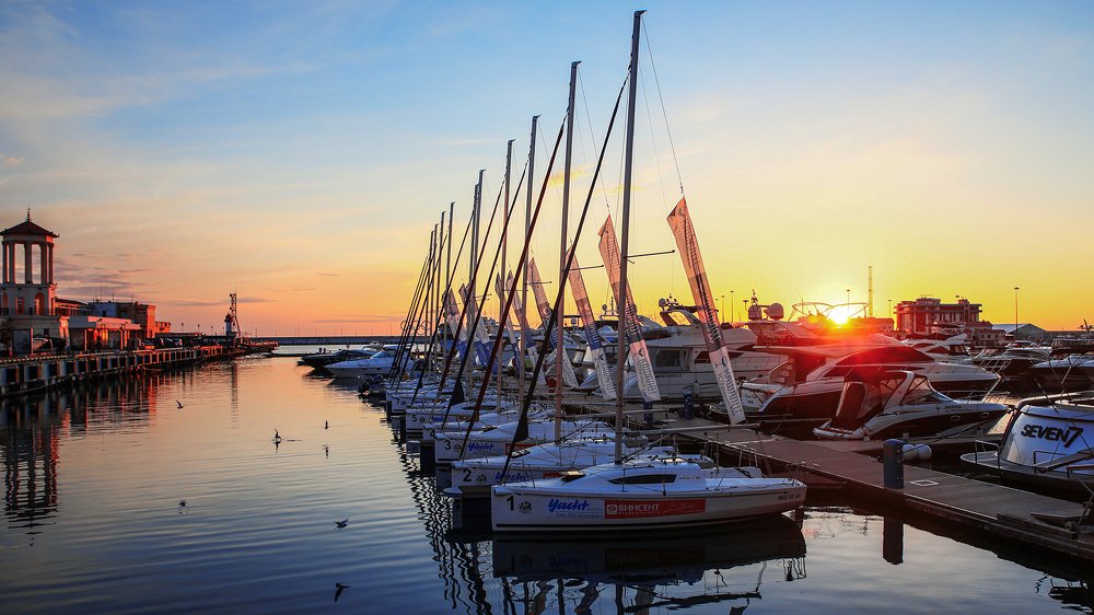 Вечер в гавани Сочи