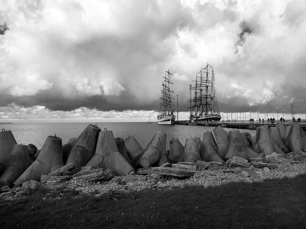 Корабли постоят и ложатся на курс