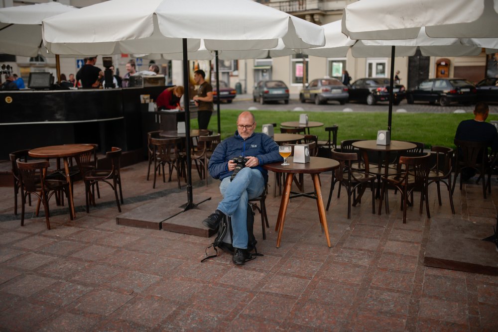 фотограф переглядає свою роботу