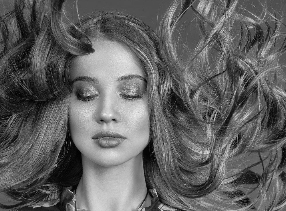 Девушка с живыми волосами