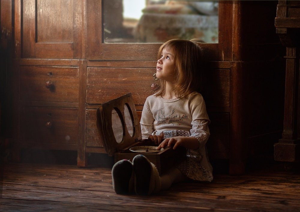 Девочка со старинными часами