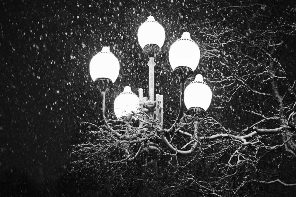 Снег кружится, летает летает.....