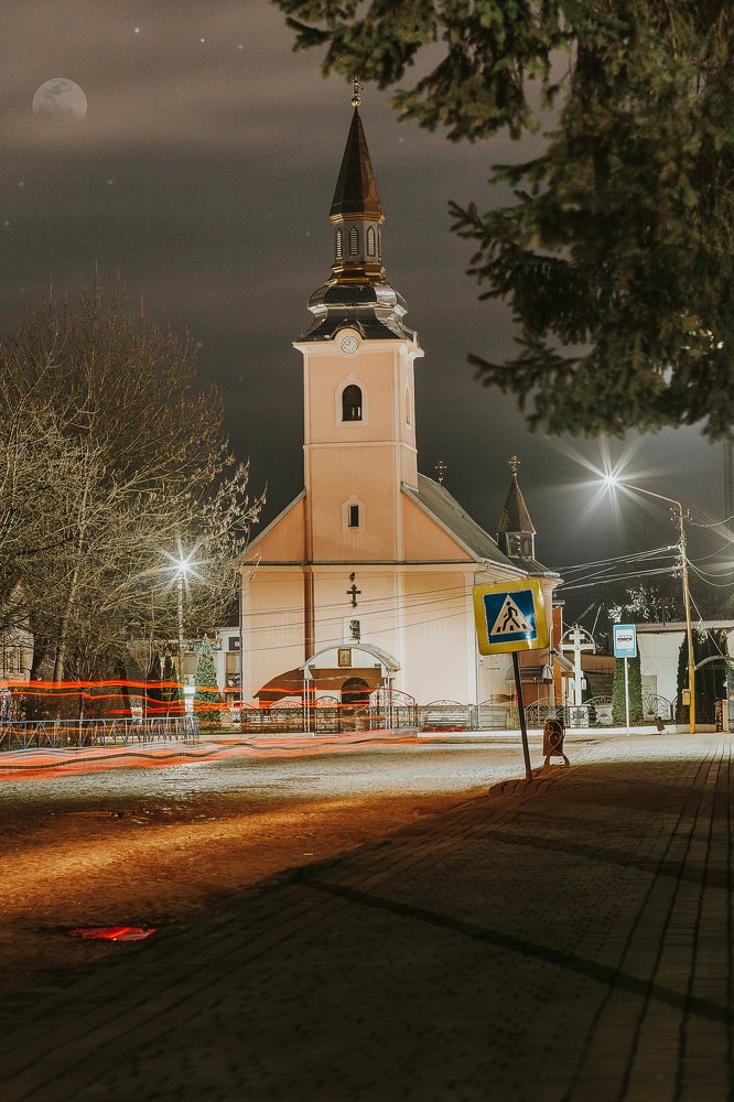 Церква Петра і Павлі в ночі м.Іршава