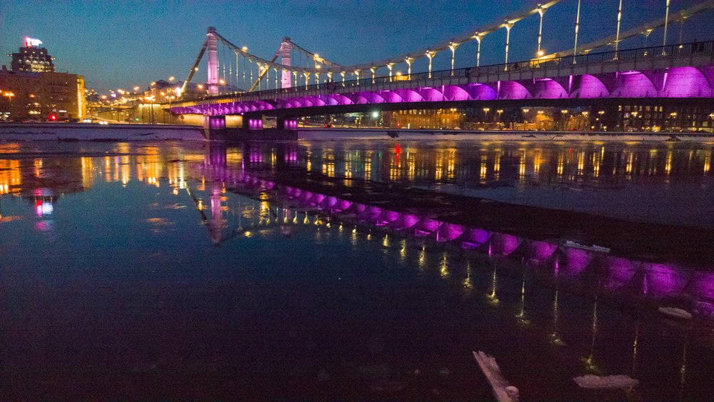 Крымский мост в фиолетовом (Москва)
