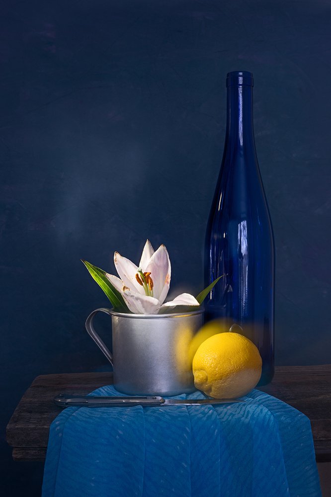 Натюрморт с цветком лилии