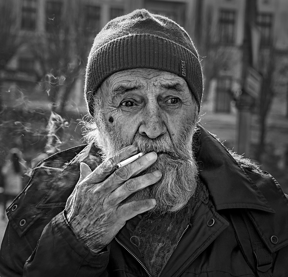 На остановке.